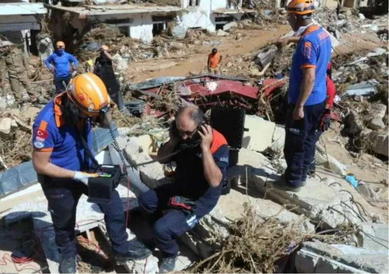 Libya floods: Families' heartbreak as rescuers search for survivors