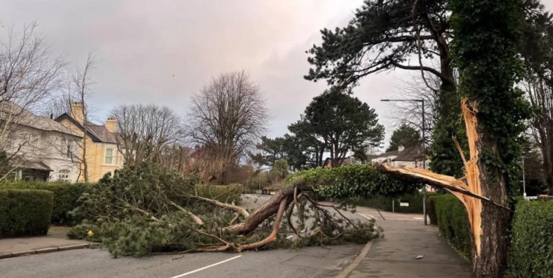 One dead and more than a million without power in Storm Éowyn