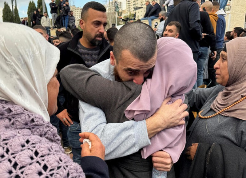 Crowds cheer, families hug as Palestinian prisoners released