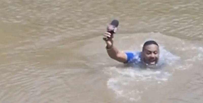 مراسل يعثر على جثة طفلة مفقودة أثناء المباشر