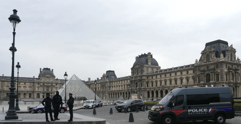 سرقة اللوفر.. توقيف مشتبه بهما ومحاولة هروب من المطار