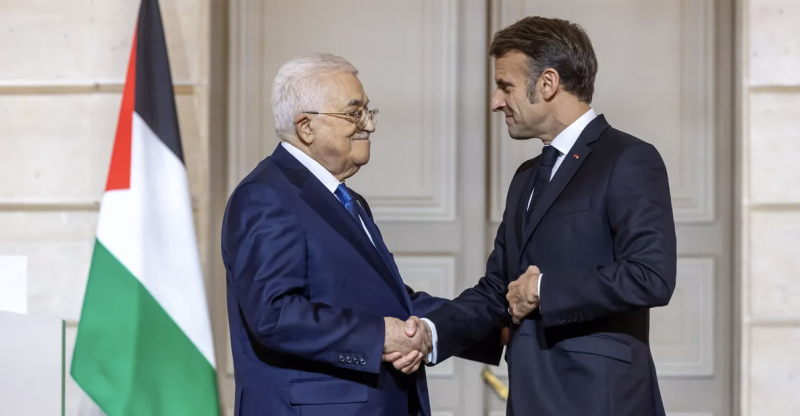 ماكرون وعباس يعلنان تشكيل لجنة لصياغة دستور دولة فلسطين