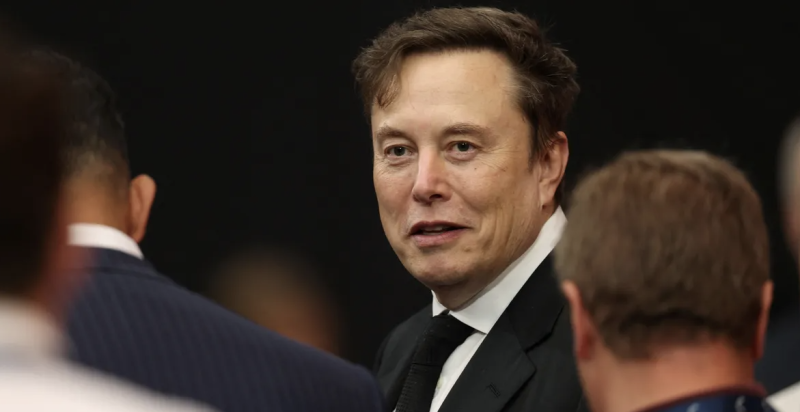 ماسك يسخر من مؤسس "أمازون" ويتهمه بـ"النسخ"