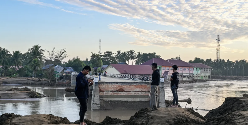 كارثة في إندونيسيا.. الفيضانات تبتلع 500 روح