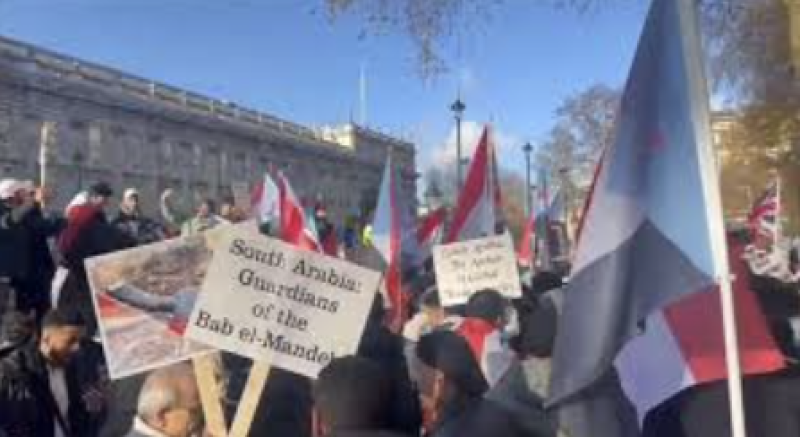 مظاهرة في لندن تطالب بريطانيا بالاعتراف بحق الجنوب واستعادة دولته وتصنيف القاعدة وداعش والإخوان والحوثيين جماعات إرهابية