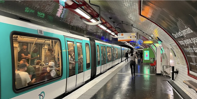 سلسلة طعن في مترو باريس والشرطة توقف المشتبه