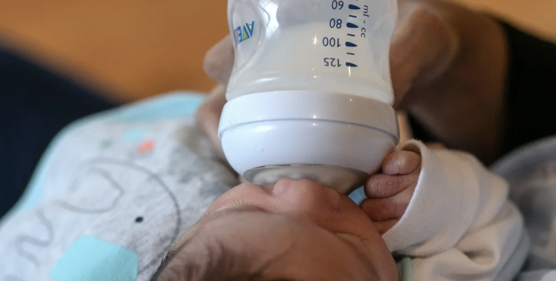 مصر.. سحب كميات من حليب الأطفال بسبب "السيروليد"