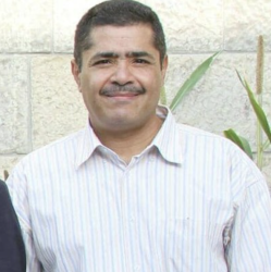 فنان تشكيلي يمني يبيع لوحاته لسداد متأخرات إيجار منزله