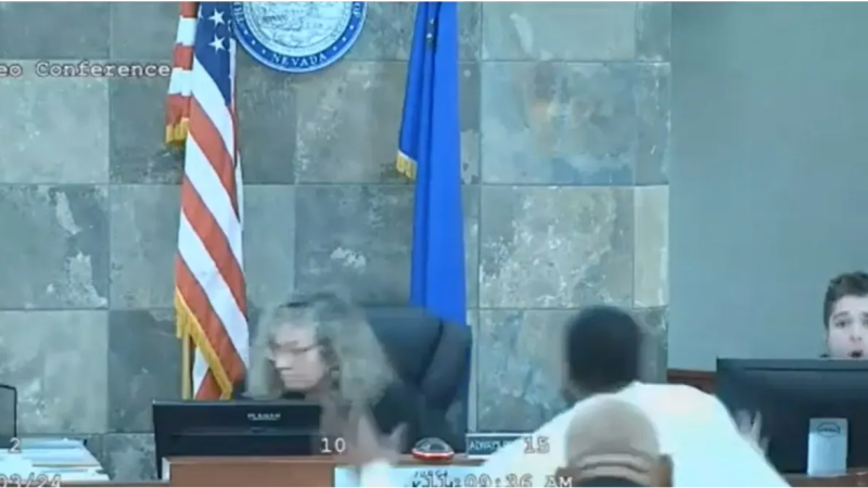 États-Unis : Une vidéo montre un homme du Nevada bondissant et attaquant le juge du comté de Clark après s'être vu refuser une probation