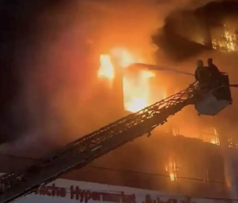 Dozens killed as massive fire rips through shopping mall in eastern Iraq