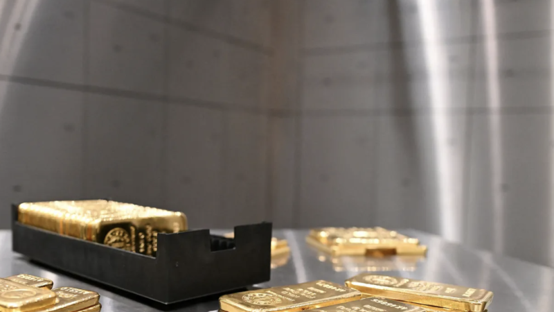 الذهب يتجه لتسجيل ارتفاع شهري وسط ترقب لبيانات تضخم أميركية