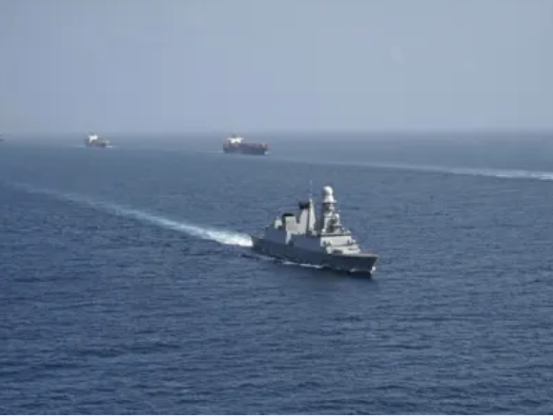 اليمن..فرقاطة إيطالية تؤمن مرور سفن تجارية في البحر الأحمر