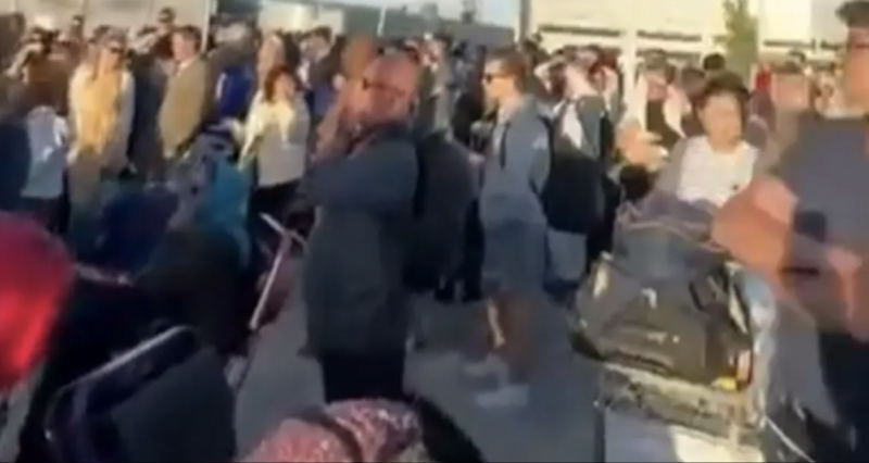 فيديو.. إخلاء مبنى في مطار هيثرو بسبب "مواد خطرة"