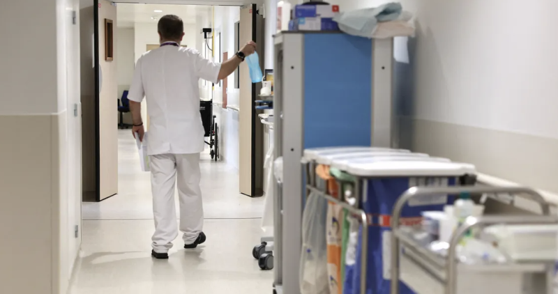 بعد 35 سنة.. شابة تعثر على أختها التوأم بعد خطأ في "التبديل"