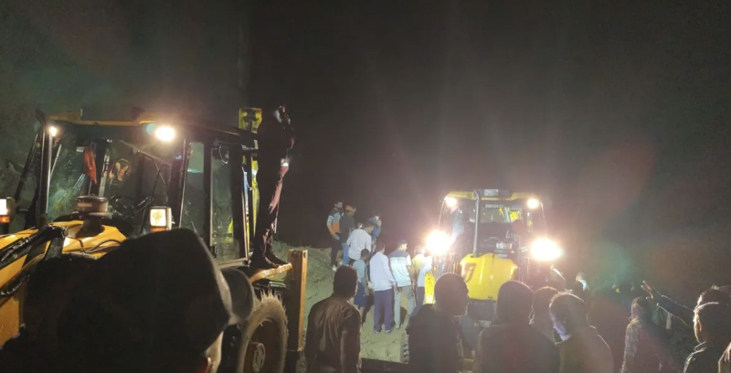 انهيار أرضي يبتلع حافلة في الهند.. ويودي بحياة 18 شخصا