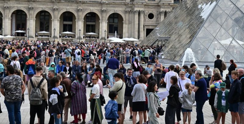 بعد سرقة "القطع الثمينة".. اللوفر يعيد فتح أبوابه
