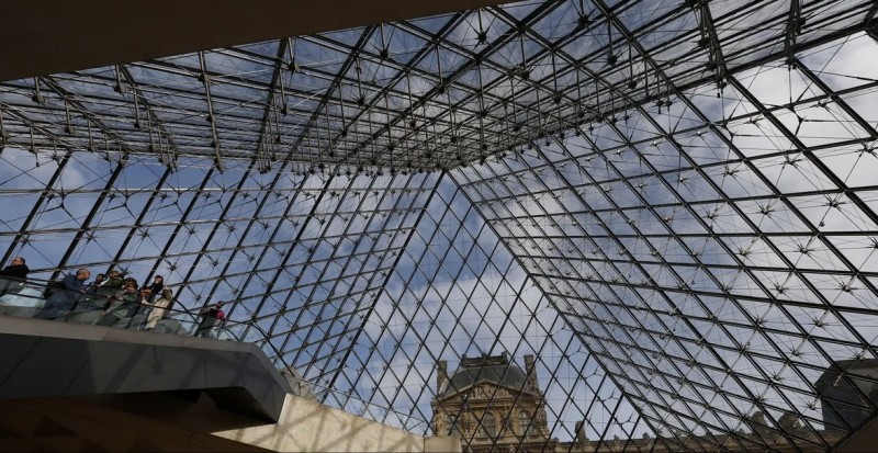 فرنسا.. كشف تفاصيل جديدة بشأن منفذي سرقة اللوفر