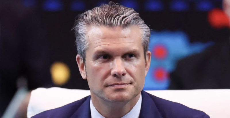 قضية هيغسيث و"سيغنال" تعود للواجهة.. التقرير يصل للكونغرس