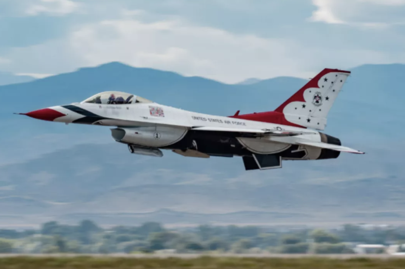 F-16 fighter jet crashes in California desert, pilot ejects safely