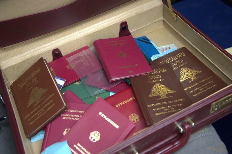 السلطات الألمانية تنفذ مداهمات واسعة للاشتباه بتورط سوريين في تزوير وثائق رسمية