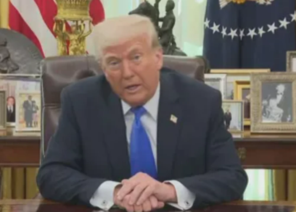 "بالخطأ" .. صحفي يطلع بالخطأ على خطط ترامب لضرب الحوثيين