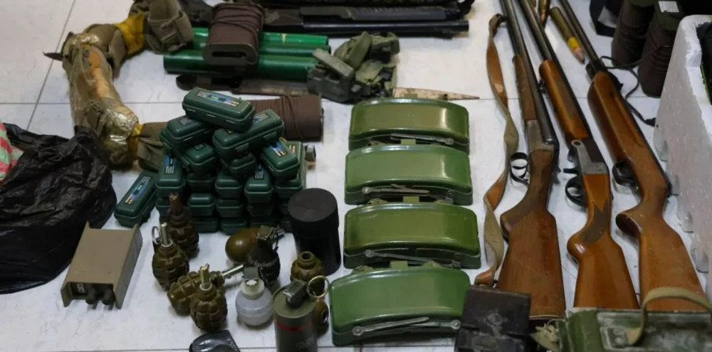 بالصور.. العثور على عبوات ناسفة وأسلحة في أحياء دمشق القديمة