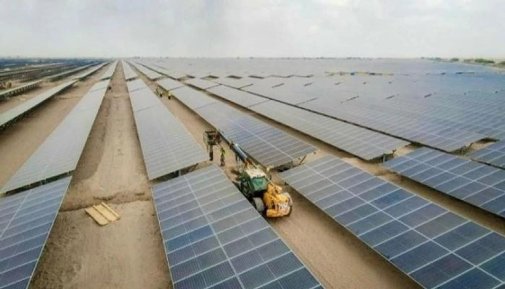 بتمويل إماراتي.. معدات سادس محطة طاقة شمسية تصل اليمن