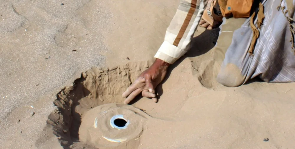 تحسبا لعملية برية.. الحوثيون يزرعون ألغاما في الحديدة