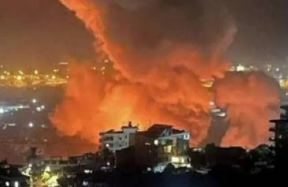 "تصعيد عسكري واسع في اليمن" : غارات أمريكية عنيفة تهز صنعاء والحديدة ومأرب