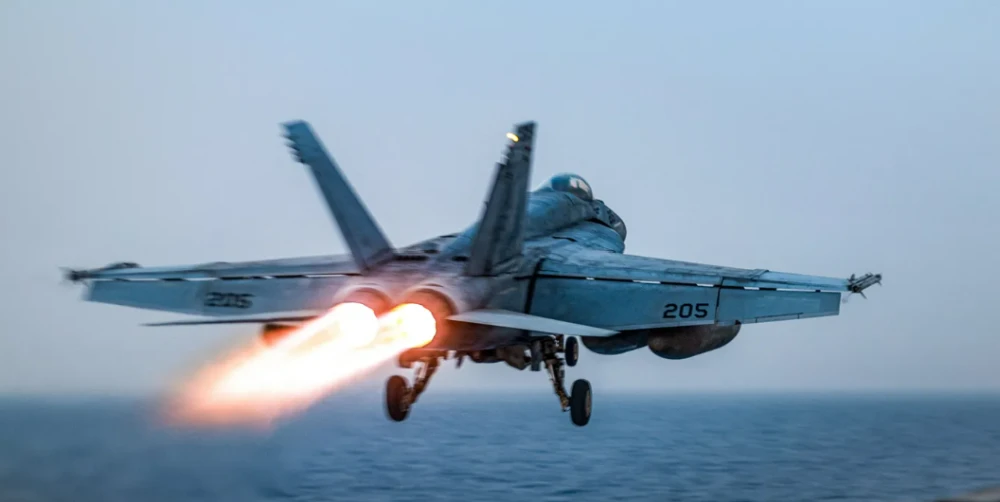 ارتفاع إصابات قصف مصنع الحديدة.. وغارة أميركية على صنعاء