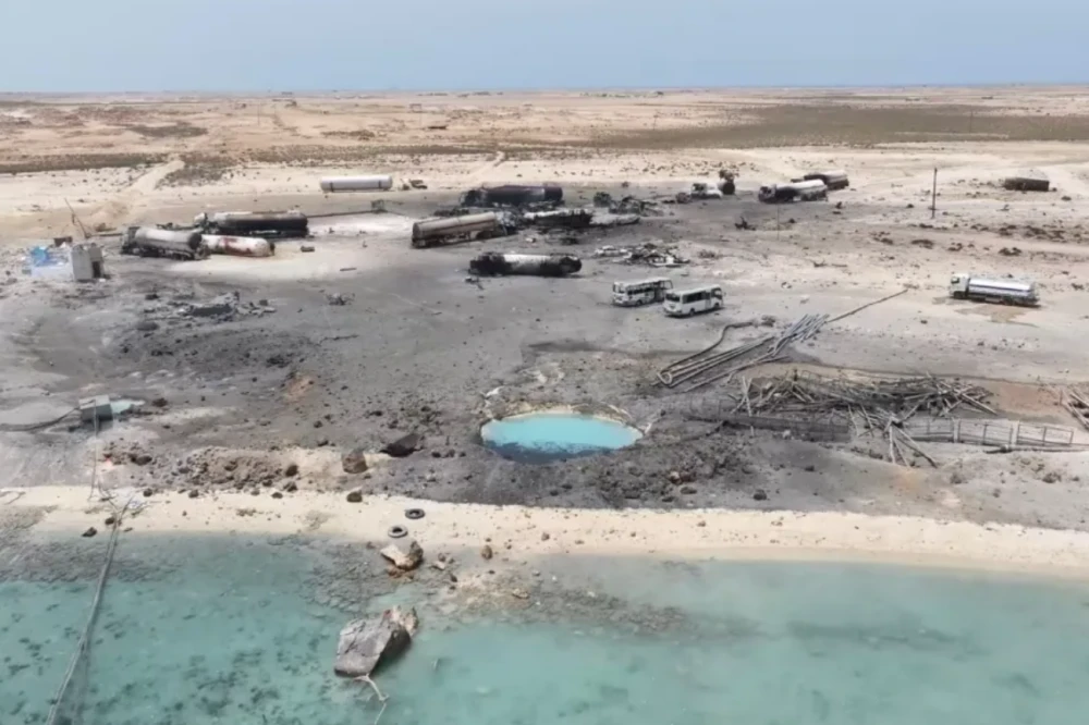 بحارة عالقون قبالة ميناء يمني يتطلعون للمغادرة بعد هدنة مع الحوثي