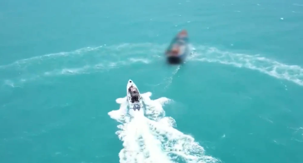 القوات اليمنية تحبط تهريب أدوات حربية ضخمة إلى ميليشيات الحوثي في البحر الأحمر