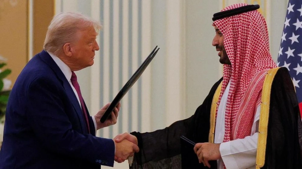 Trump signs $142bn arms deal on Saudi visit , lifts sanctions on Syria