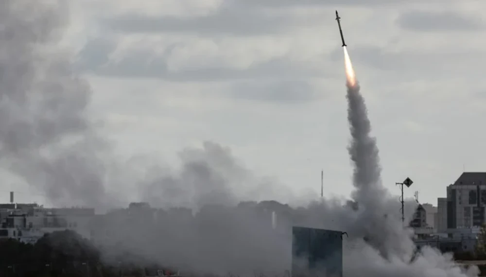 إسرائيل: الدفاع الجوي يعترض صاروخاً أطلق من اليمن