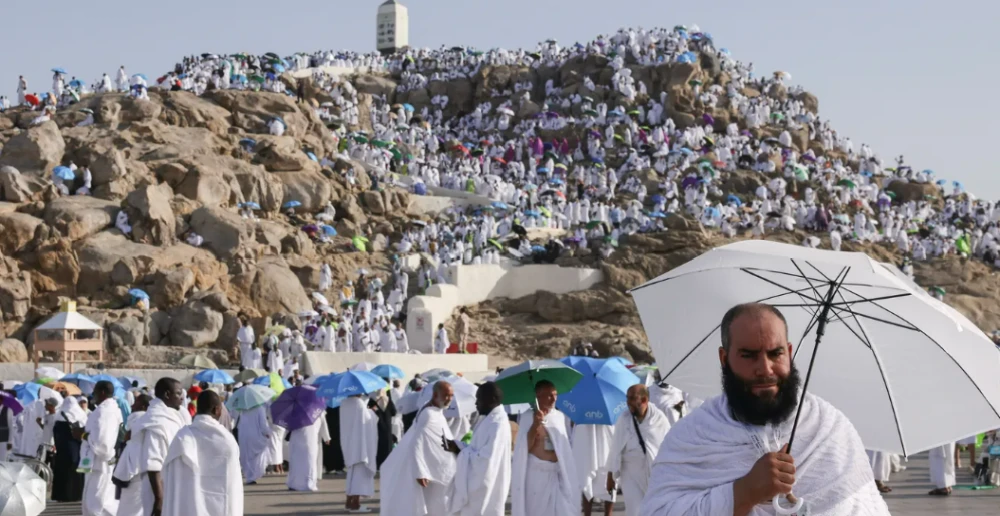 على عرفات.. ضيوف الرحمن يؤدون ركن الحج الأعظم