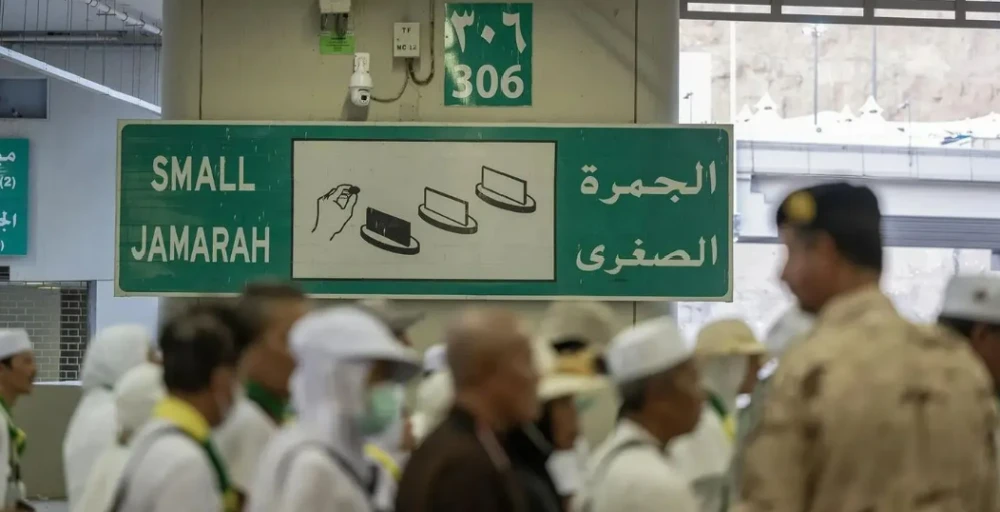 في آخر أيام الحج.. ضيوف الرحمن يرمون الجمرات الثلاث