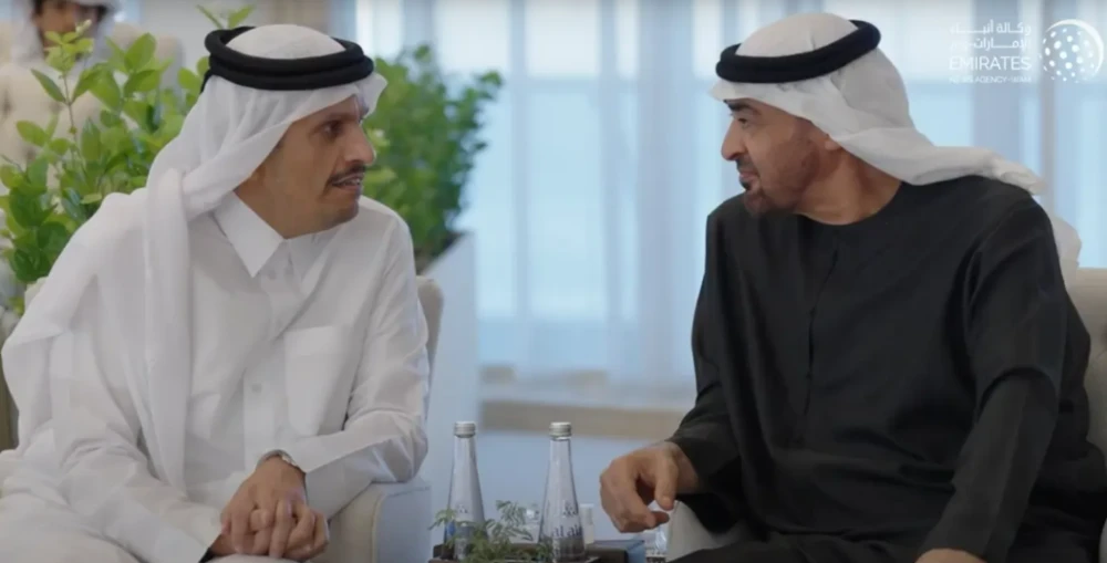 رئيس دولة الإمارات يستقبل رئيس مجلس الوزراء القطري