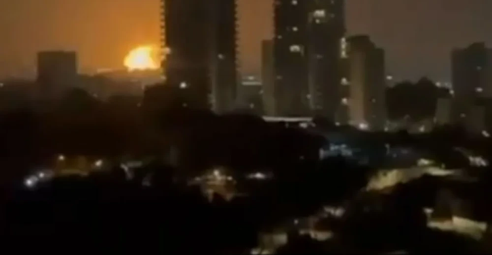 فيديوهات لانفجارات في تل أبيب.. وسقوط صواريخ من إيران واليمن