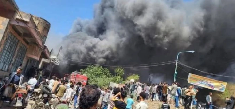 اندلاع حريق هائل في إحدى المراكز التجارية في إب