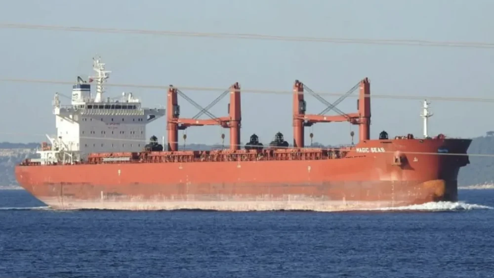 Yemen : Greek-Owned Cargo Ship Sinks in Red Sea After Houthi Attack