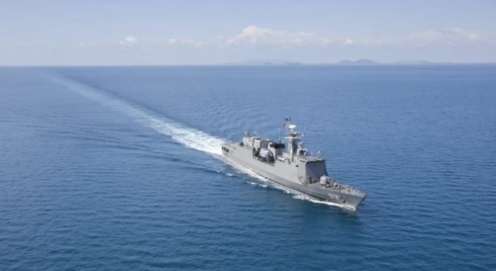 الإمارات تعلن إنقاذ طاقم سفينة أغرقها الحوثيون بالبحر الأحمر