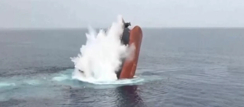 Yemen : Ship attacked by Houthi rebels sinks in the Red Sea, 6 of 25 aboard rescued