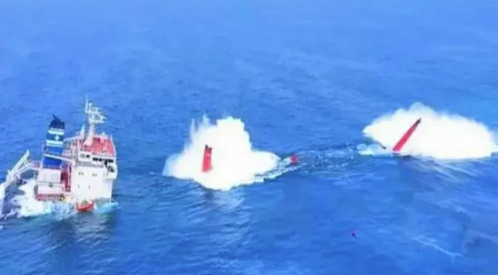 عقب إنقاذه من هجوم حوثي.. بحار هندي يتصل بعائلته من اليمن