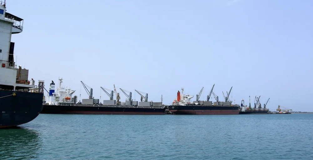 غارات جوية إسرائيلية تستهدف ميناء الحديدة في اليمن