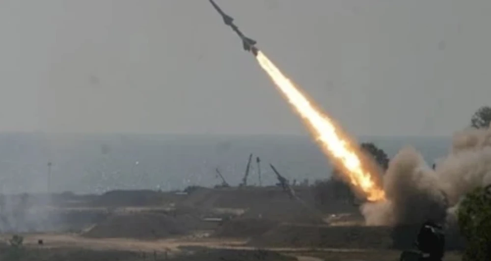 إسرائيل تغلق مجالها الجوي مؤقتًا عقب إطلاق صاروخ باليستي من اليمن