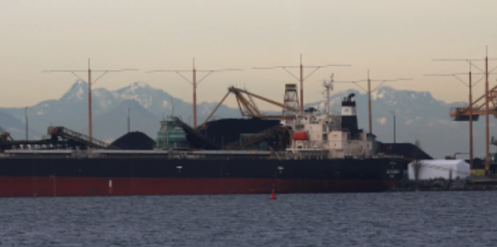 الحوثيون يعلنون احتجاز 10 أفراد من طاقم سفينة أغرقوها قبالة سواحل اليمن