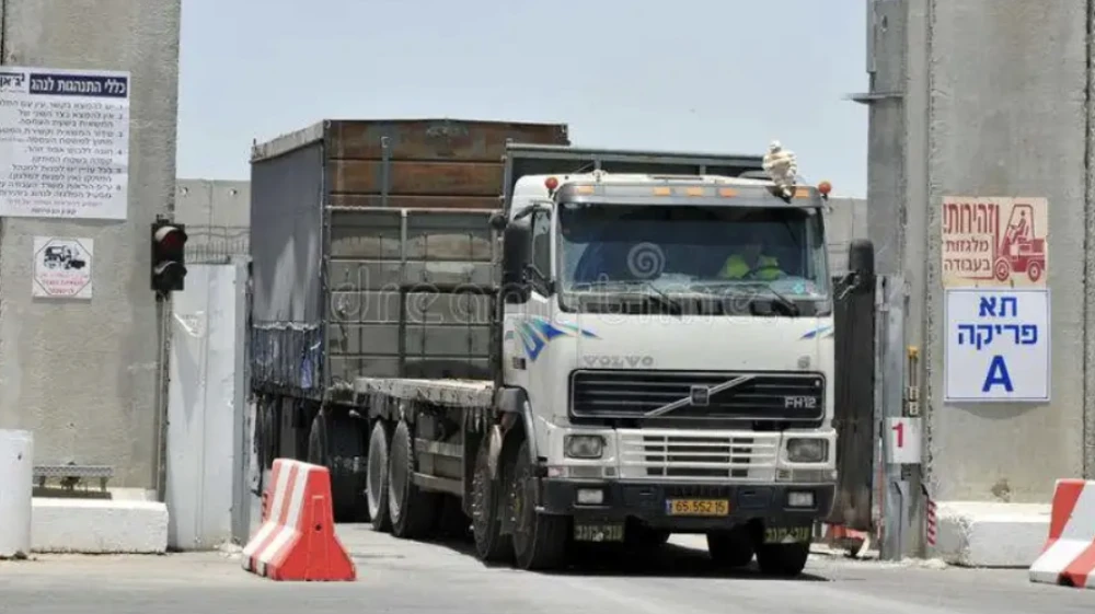 20 Emirati Aid Trucks Arrive at Kerem Abu Salem Crossing for Gaza Relief
