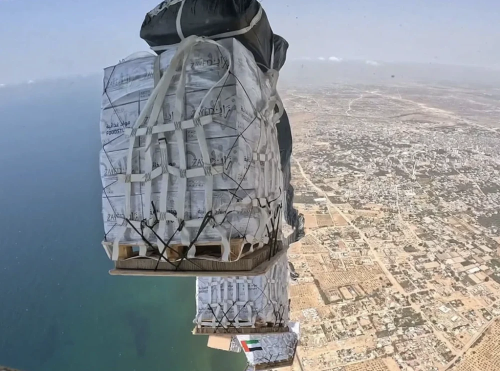 UAE conducts 62nd airdrop as part of 'Birds of Goodness' in Gaza