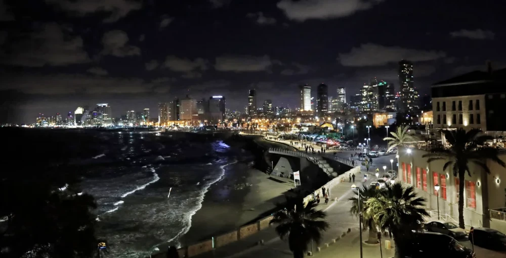 إسرائيل تعلن رصد صاروخ أطلق من اليمن ثم "تفتت في الجو"