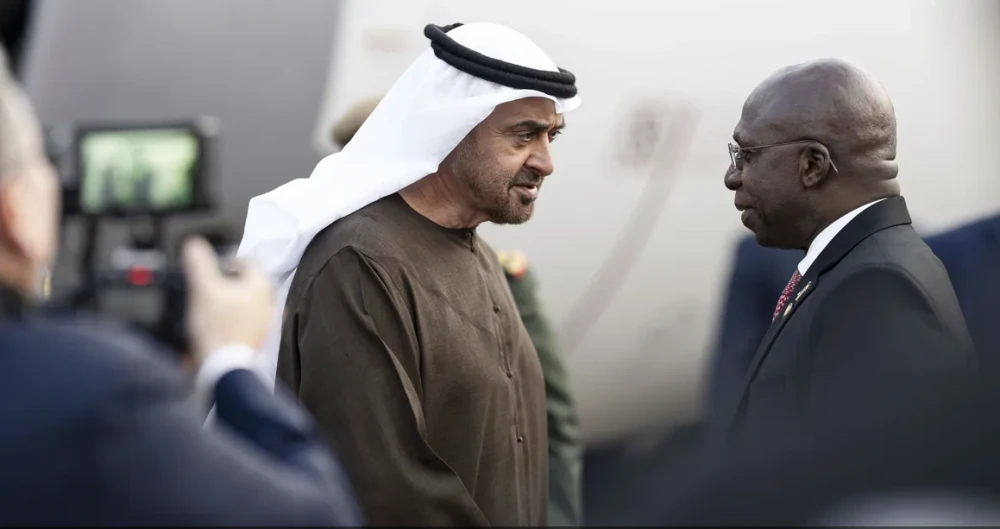 محمد بن زايد يصل أنغولا في "زيارة دولة"